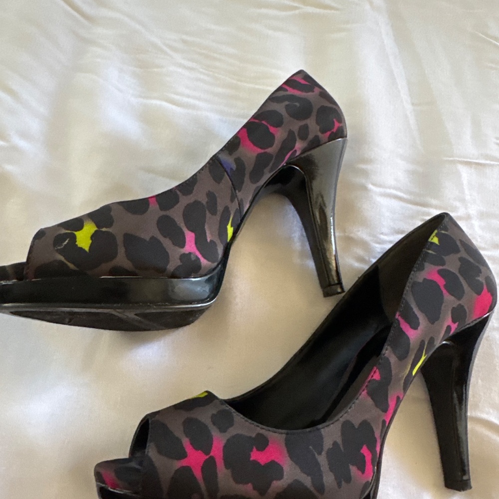 Shoes - Picture 4 of 4